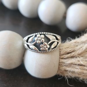 Chic Floral Silver Ring